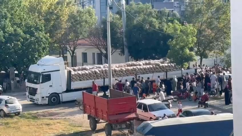 Bursa’da bir hayırsever 30 ton patatesi ücretsiz dağıttı