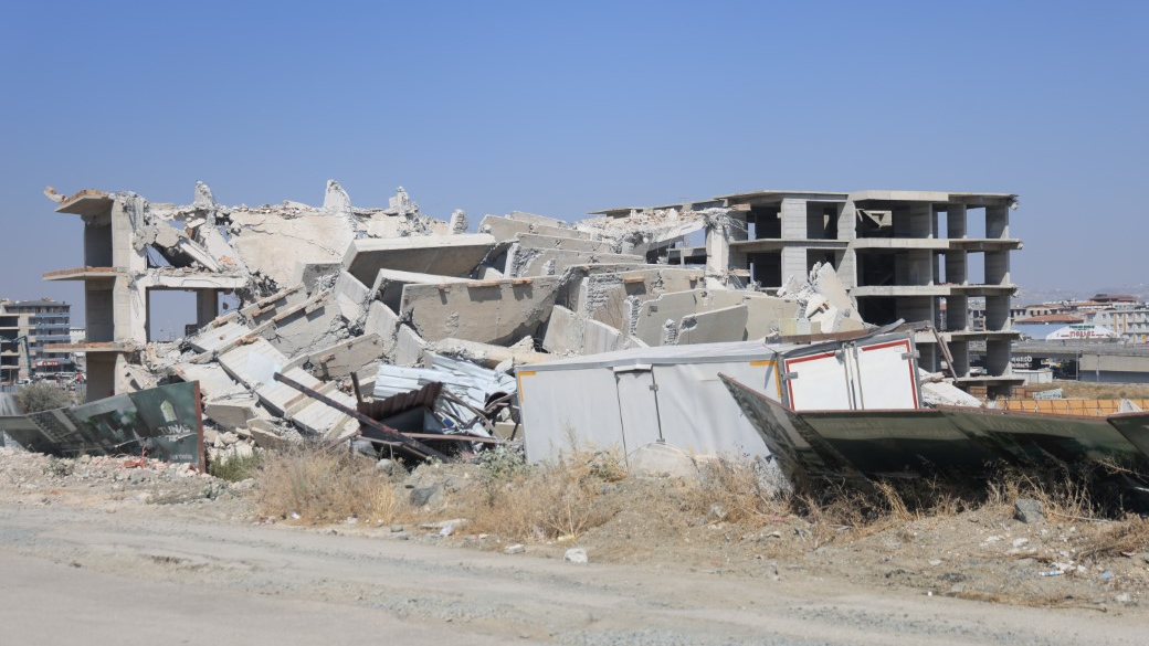 Deprem etkisi yaşatan 12 katlı binanın yerle bir olduğu anlar kamerada