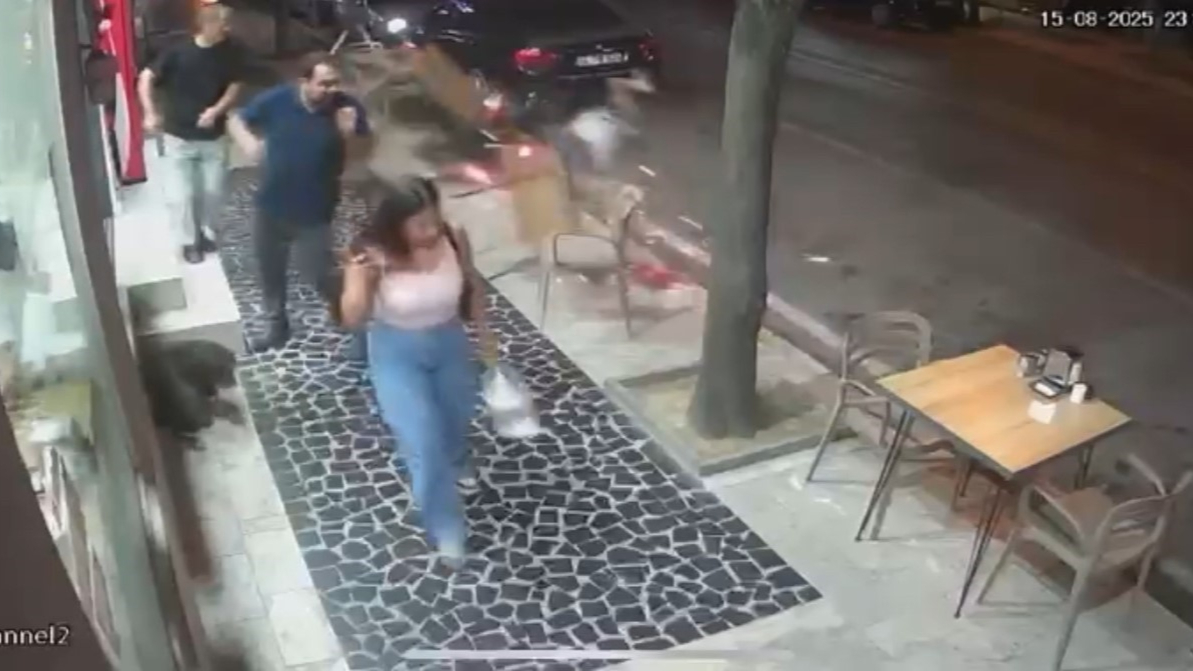 Otomobille çarpışan motosikletteki 2 kişi böyle savruldu: 3 yaralı