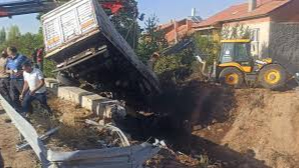 Konya’da otomobil tırla çarpıştı: 3 ölü