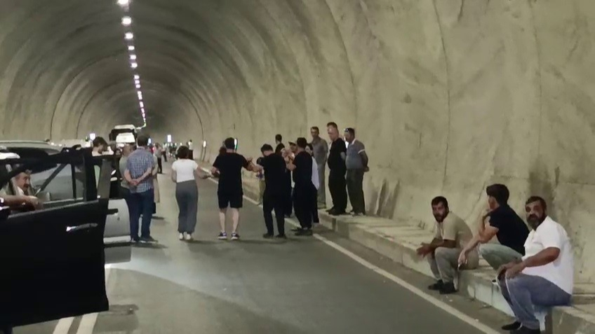 Uluslararası yol saatlerce kapandı: Vatandaşlar tepkili
