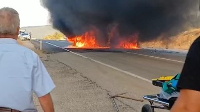 Kafa kafaya çarpışan iki otomobil alev aldı: 3 ölü, 5 yaralı