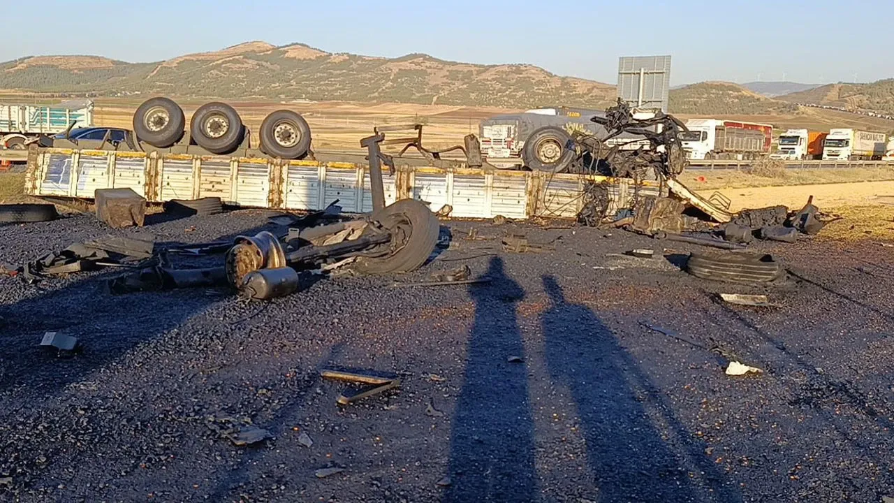 Freni patlayan mısır yüklü tır asfalt makinasına çarptı