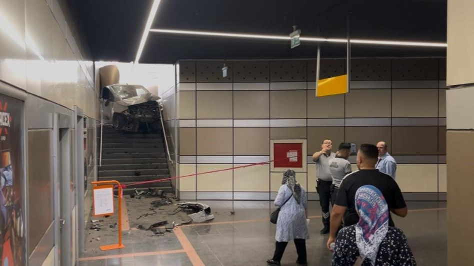 Lastiği patlayan  ticari aracıyla metro istasyonuna daldı