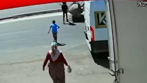 İş makinesinin kardeşlere çarptığı kaza anı güvenlik kamerasınca kaydedildi