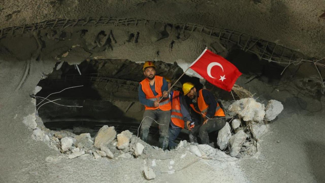 Ankara ile İzmir arasındaki seyahat süresini 3,5 saate düşürecek Köroğlu Tüneli’nde ışık göründü
