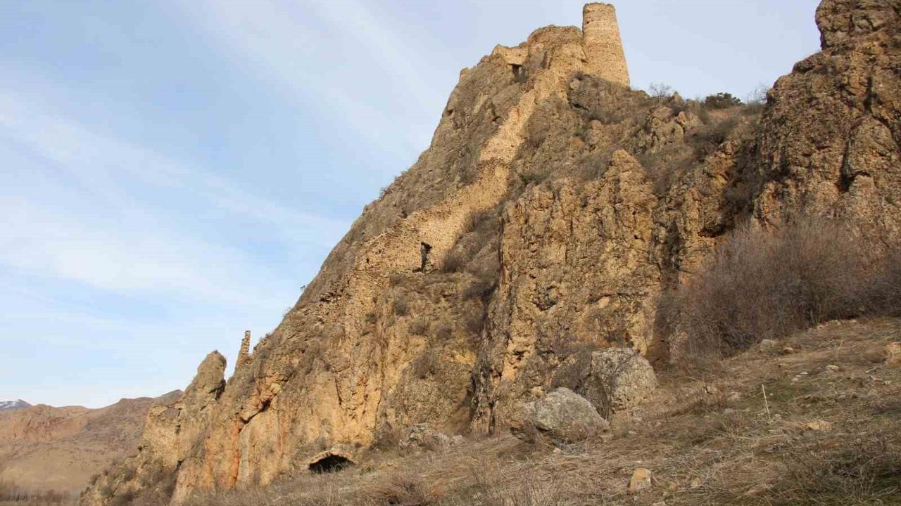 Erzurum’daki Kız ve Oğlan Kalesi ilgi bekliyor