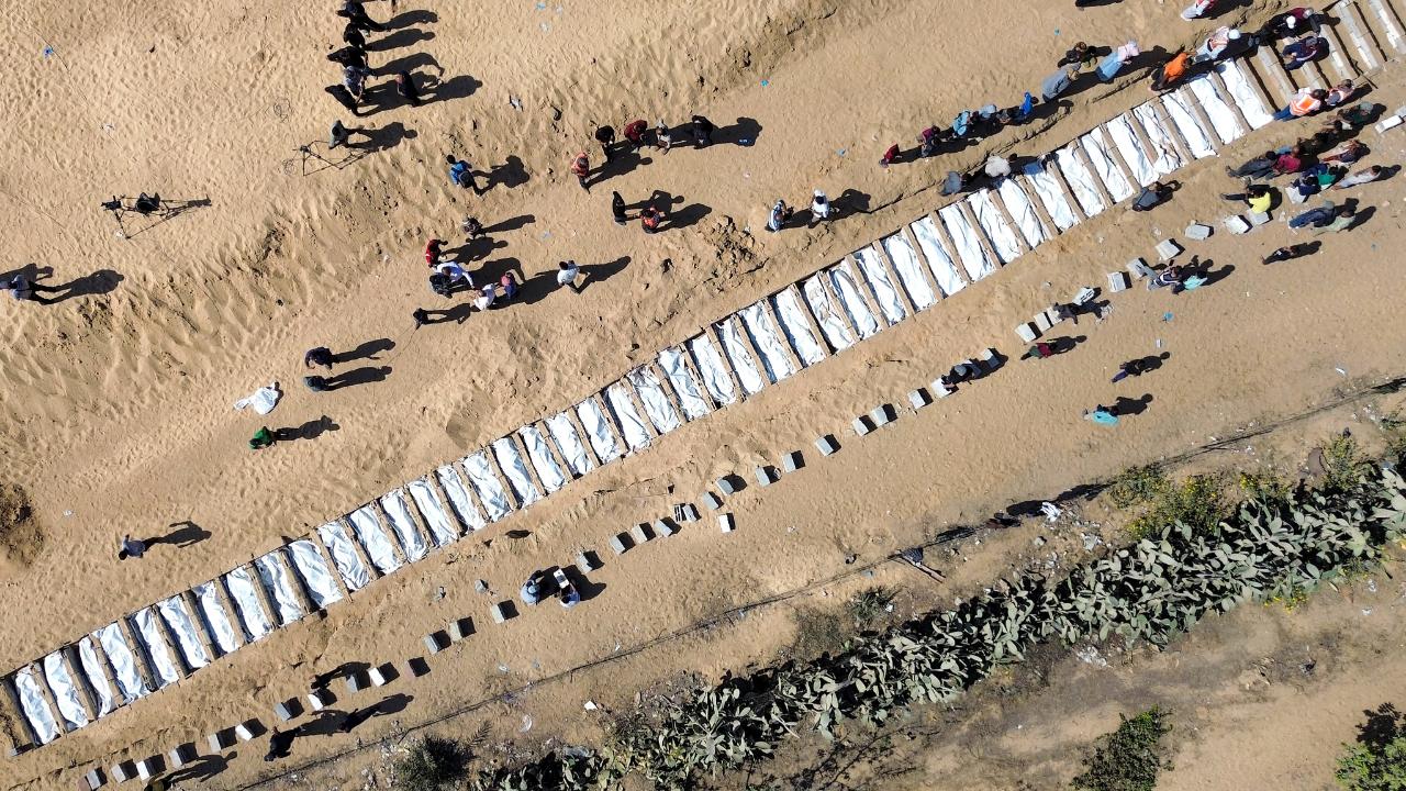Gazze'de ailelerin teşhis edemediği 54 cenaze toplu mezara defnedildi