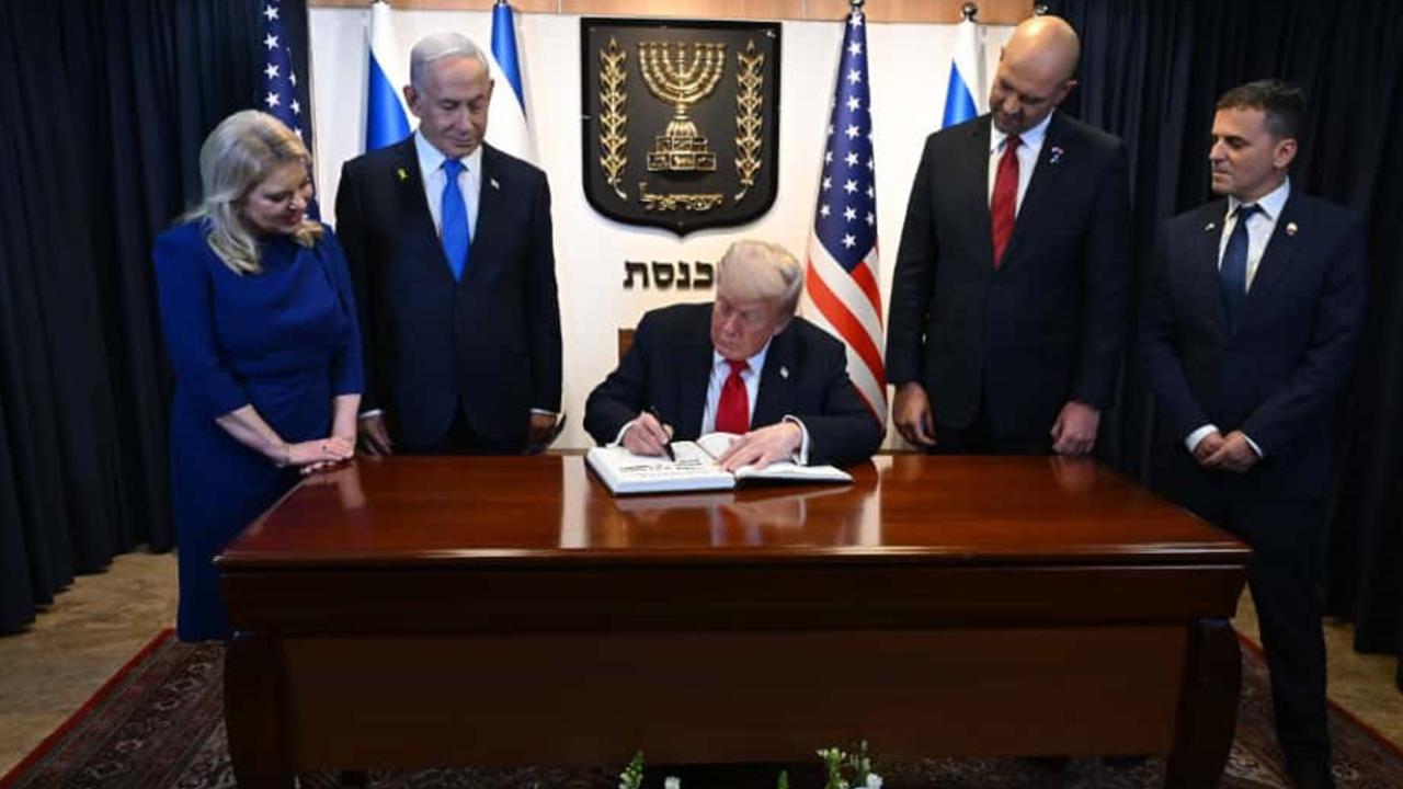 Trump, İsrail Meclisi’nde ziyaretçi defterini imzaladı