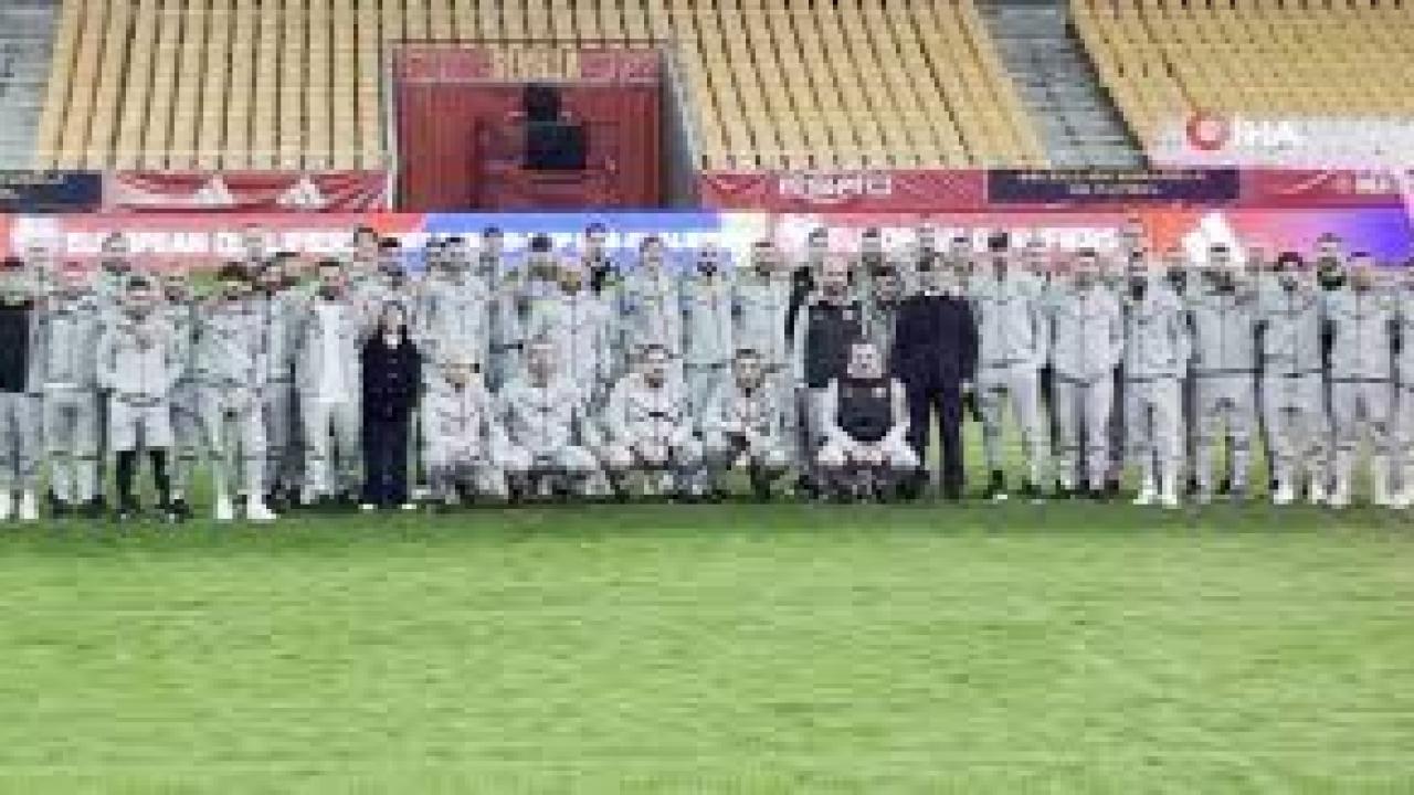A Milli Futbol Takımı, La Cartuja Stadyumu'nda yürüyüş yaptı