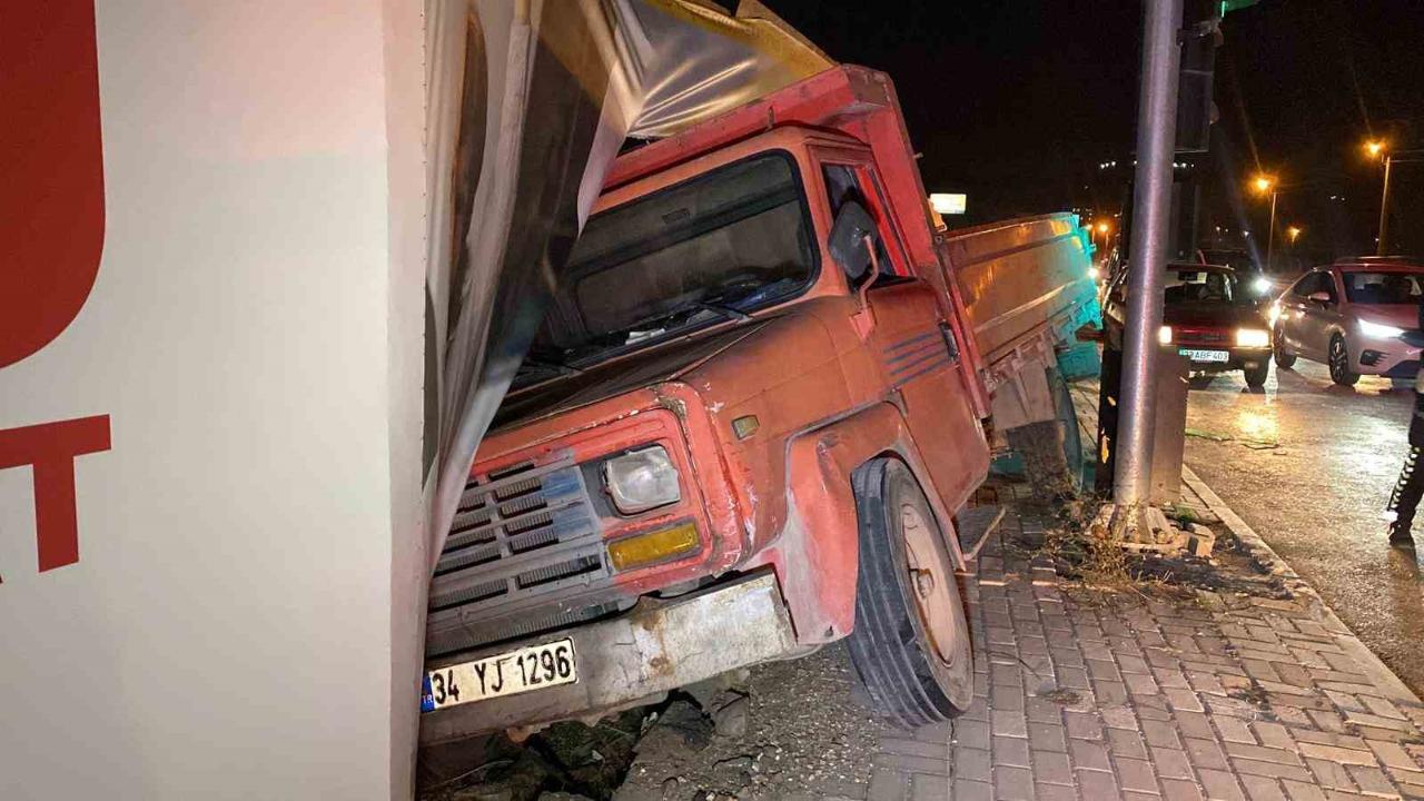 Freni patlayan kamyon önce otomobile ardından inşaat bariyerine çarptı