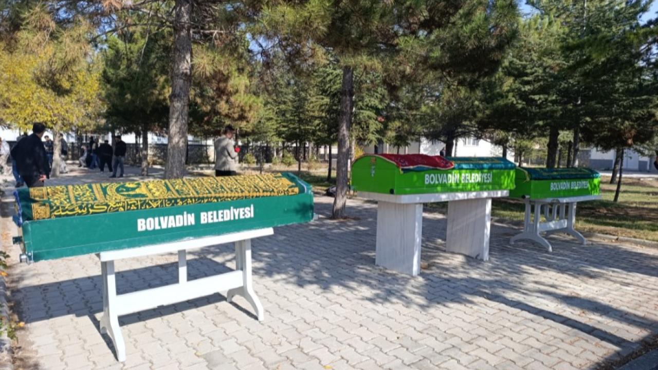 Gıda faciasında ölen anne çocukları ile birlikte torağa verildi