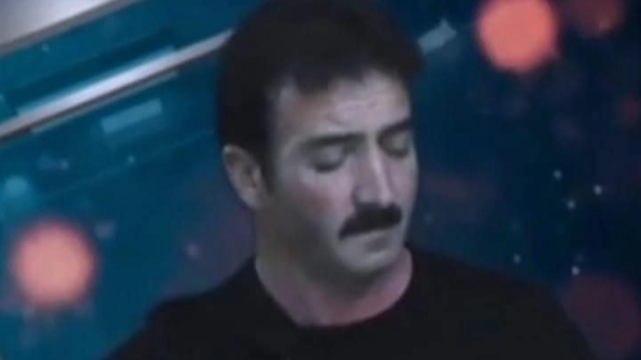 GİZLIYOR GİBİ