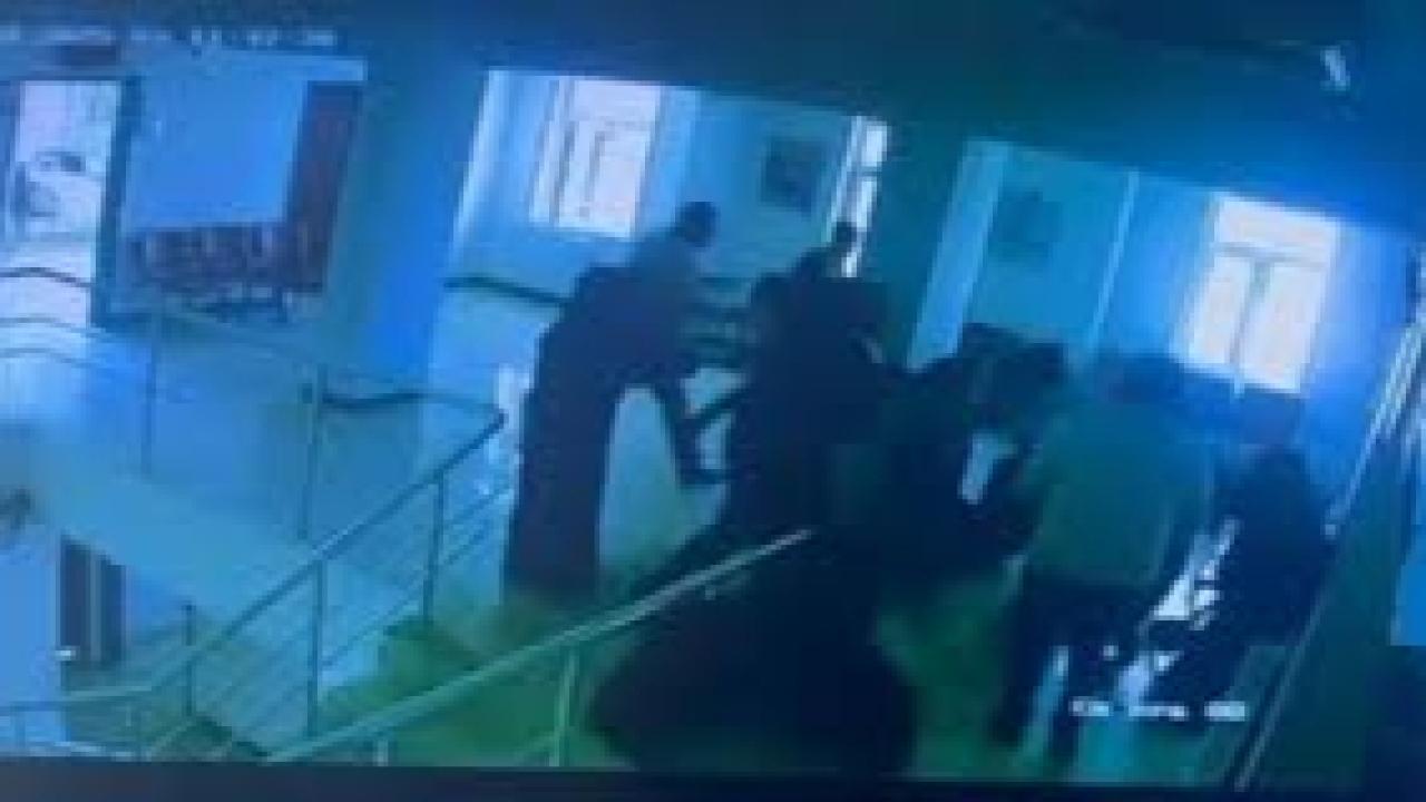 Hasta yakını ile sağlık çalışanları arasında "damar yolu" kavgası