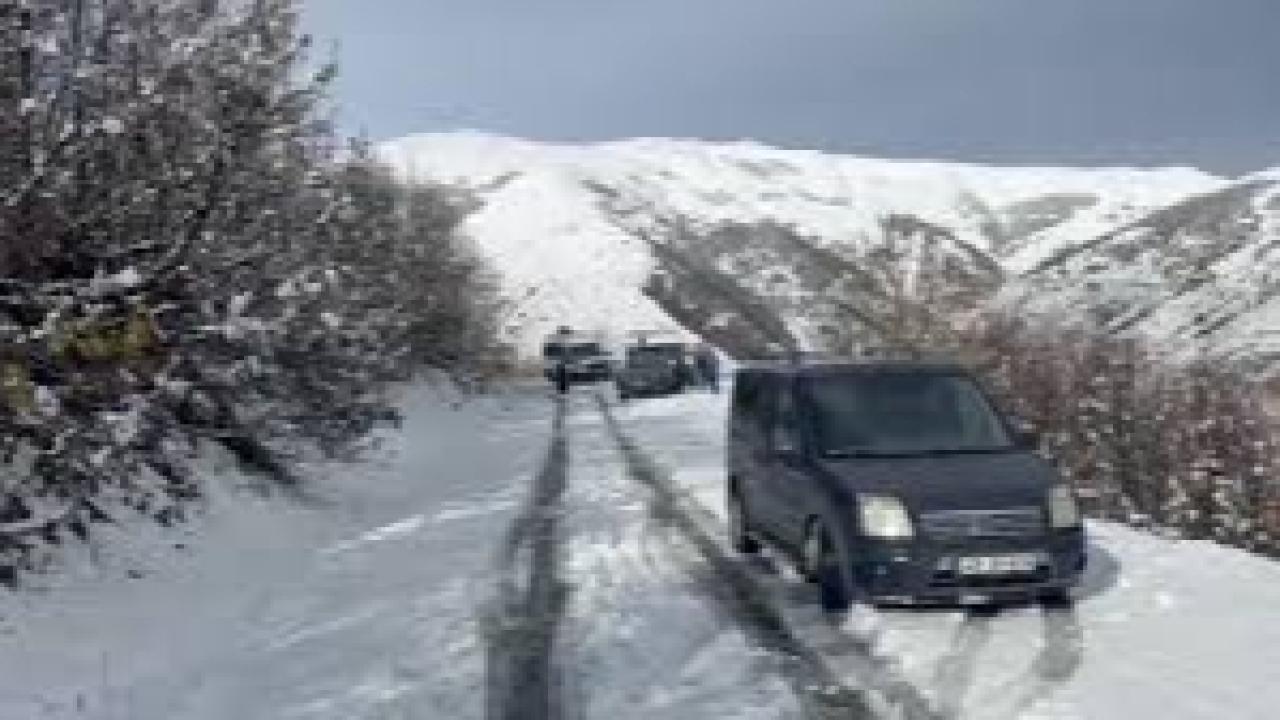 Muş’ta 14 köy yolu kapandı, 4 araç mahsur kaldı