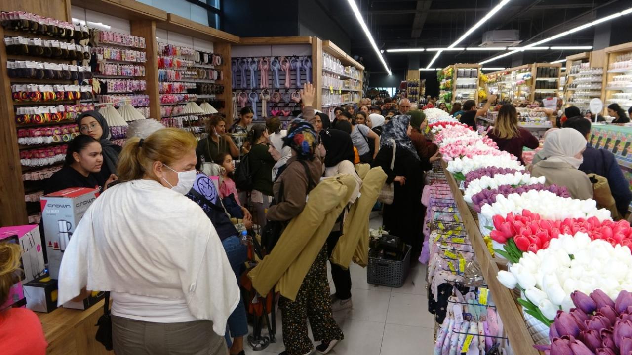 Saatlerce kuyruk beklediler, kimi istediğini aldı kimi alamadı