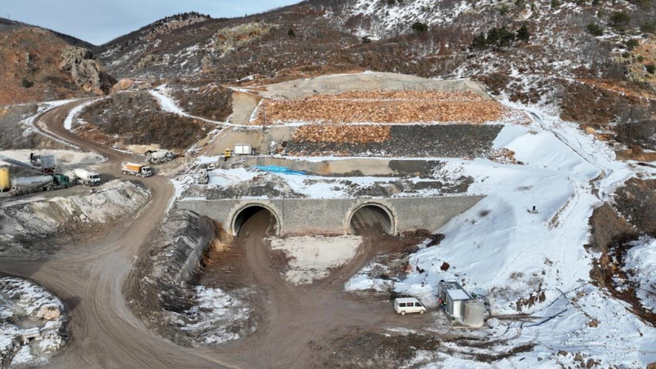 Sivas’ta 12 yıldır yapımı süren tünelin bu yıl da hizmete açılamayacağı öğrenildi