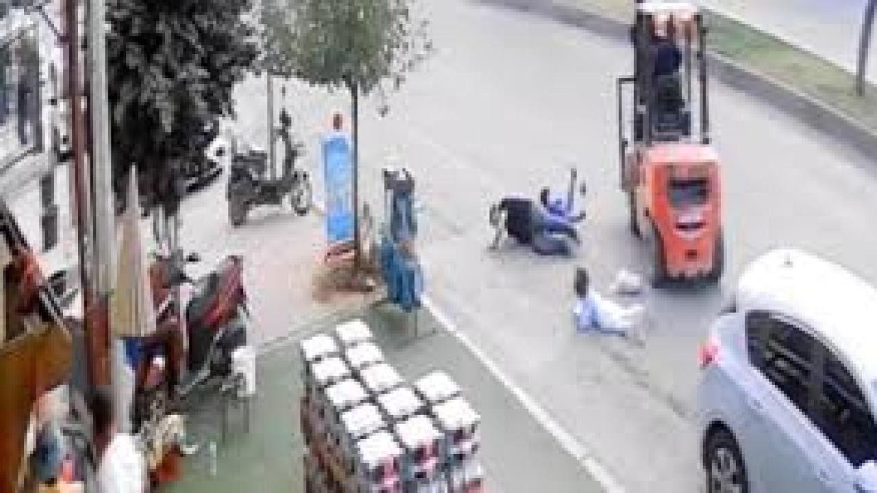 Ters şeritten gelen forklift baba ve çocuklarına çarptı