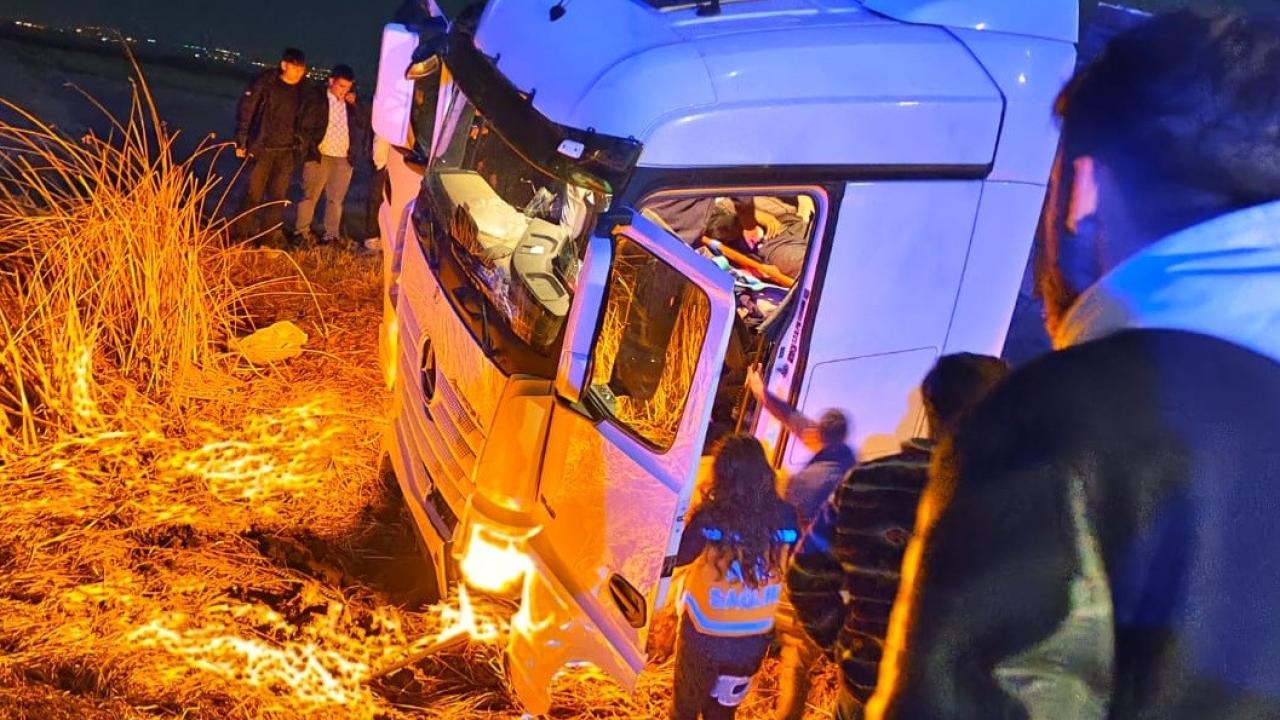 Tır tarlaya uçtu: 2 yaralı