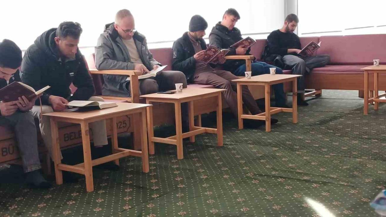 Uluslararası öğrenciler şehitler için hatim okudu