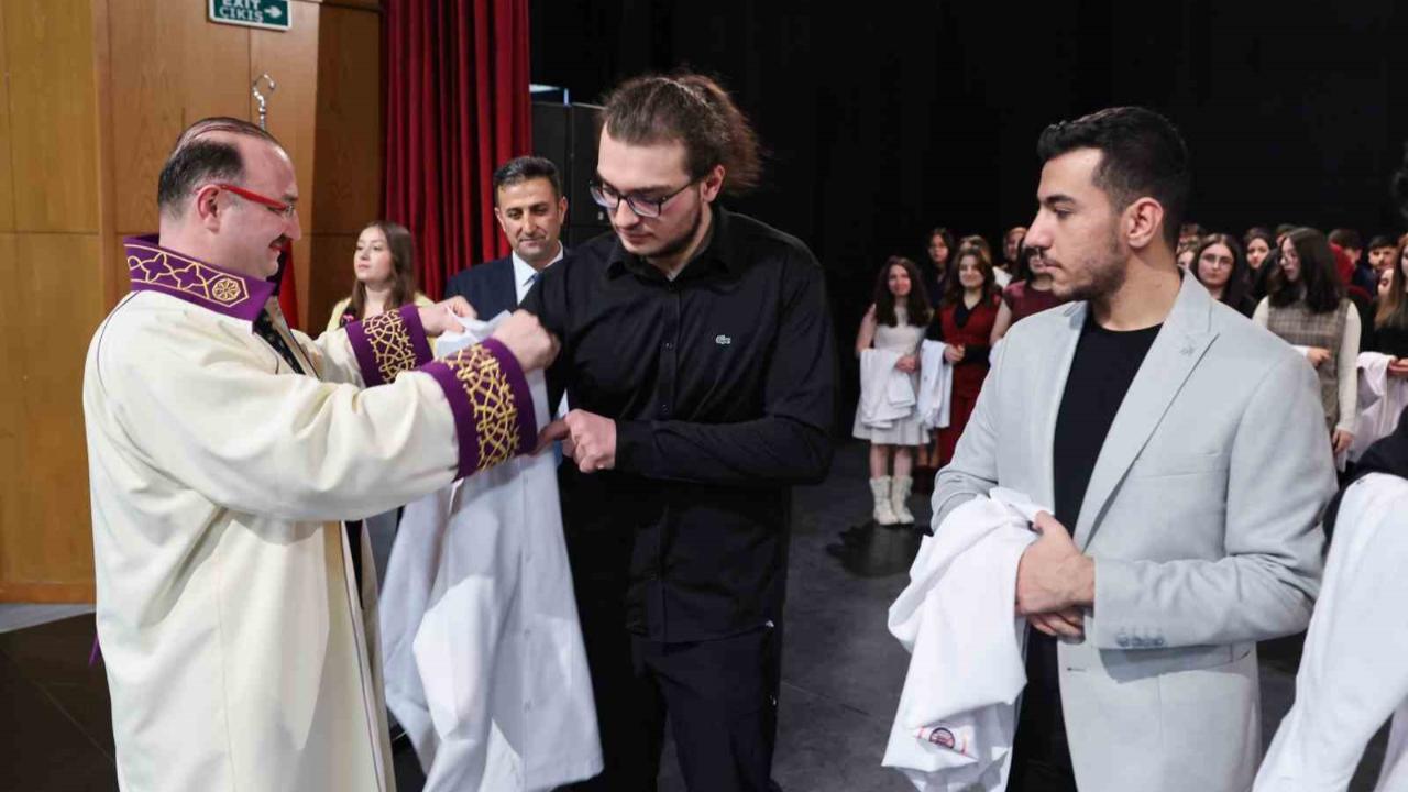 Atatürk Üniversitesi Tıp Fakültesinde geleneksel beyaz önlük giyme heyecanı