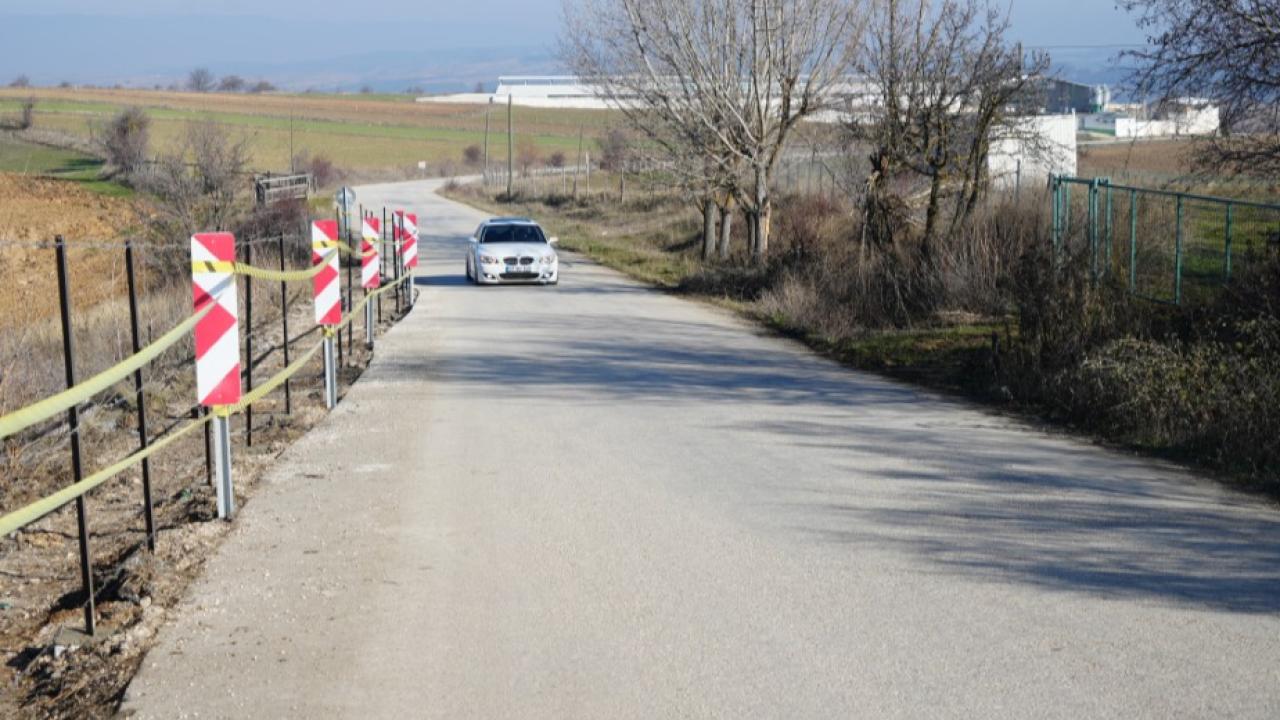 "Benim arazim" dedi, köy yolunu kestirdi