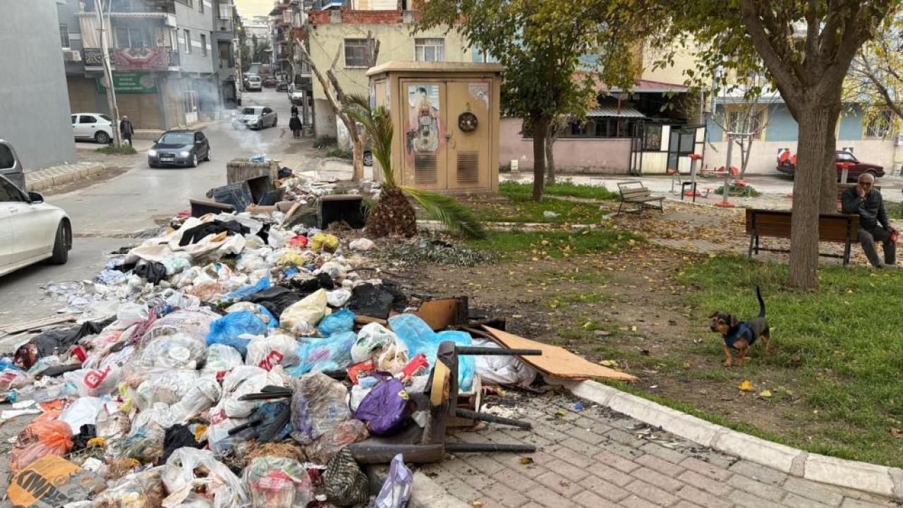 Buca’da park manzaralı çöp dağları