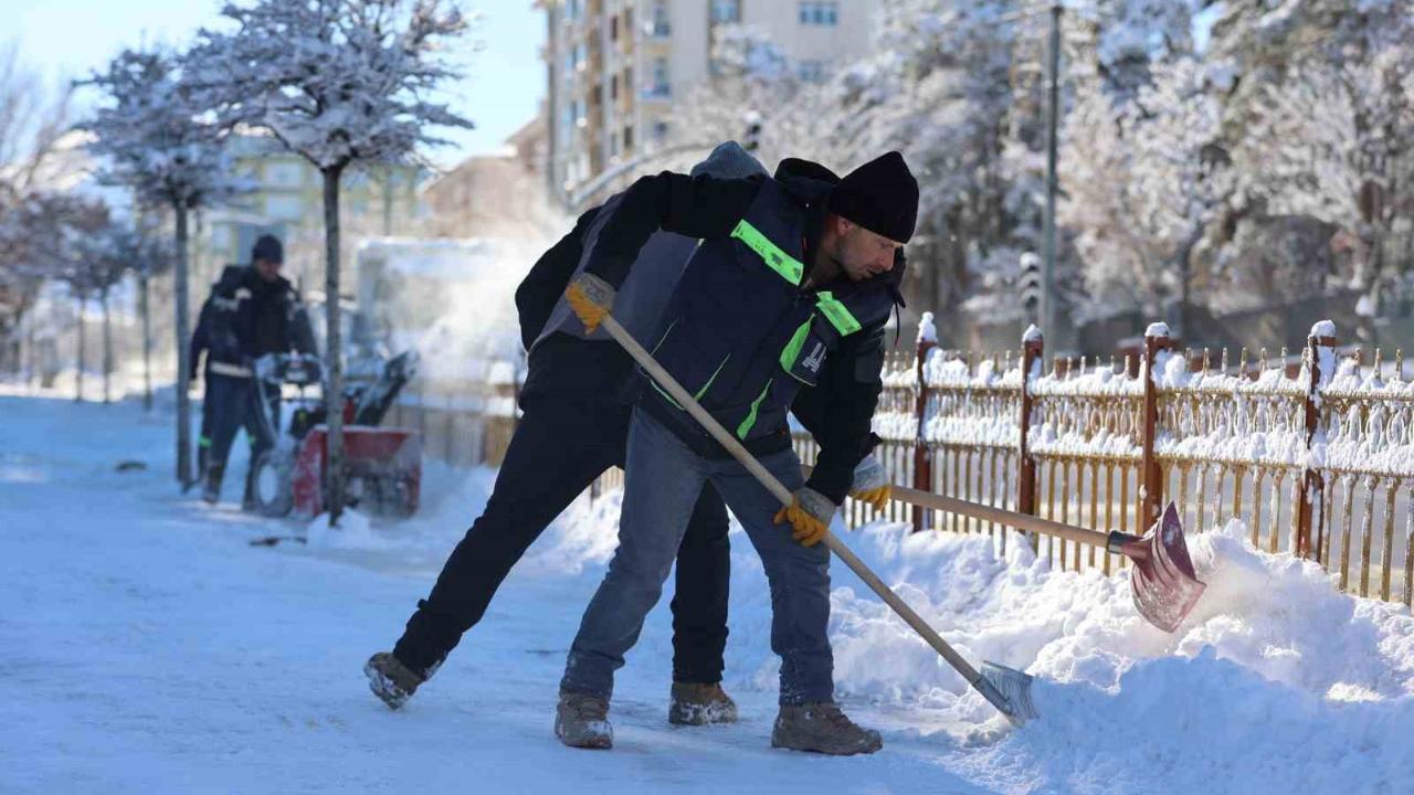Büyükşehir’in kar timleri işbaşında