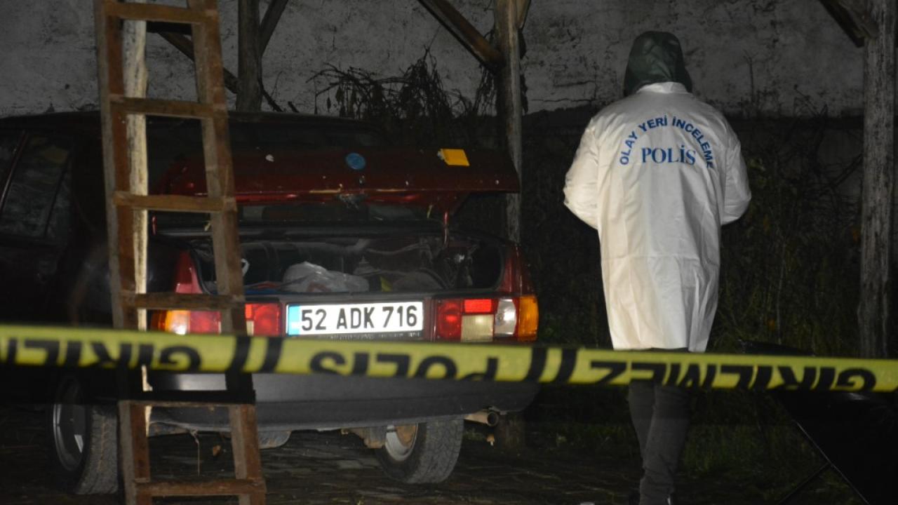 Evin otoparkına patlayıcı madde atıp kaçtı