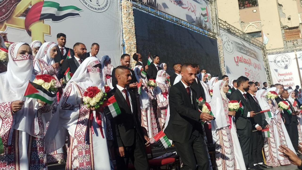 Gazze'de 54 çift savaşın gölgesinde dünya evine girdi