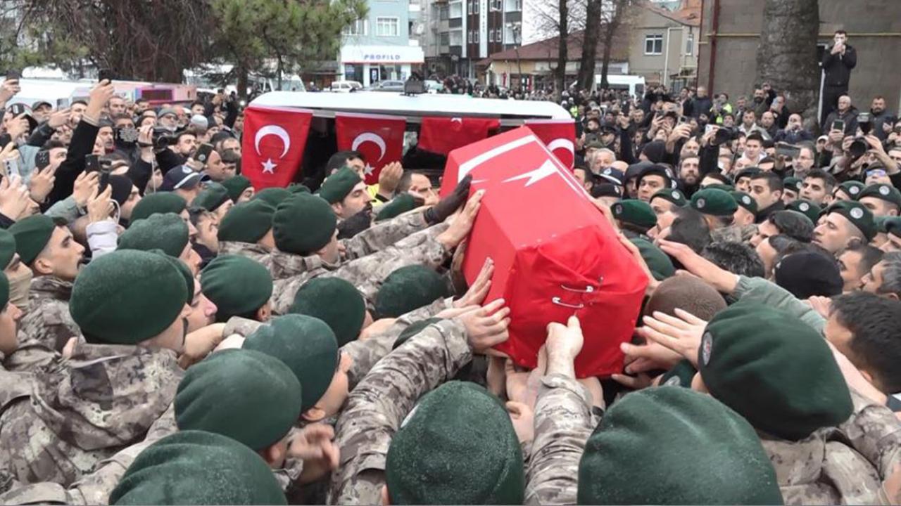 Şehit polis, görev arkadaşlarının omzunda dualarla uğurlandı