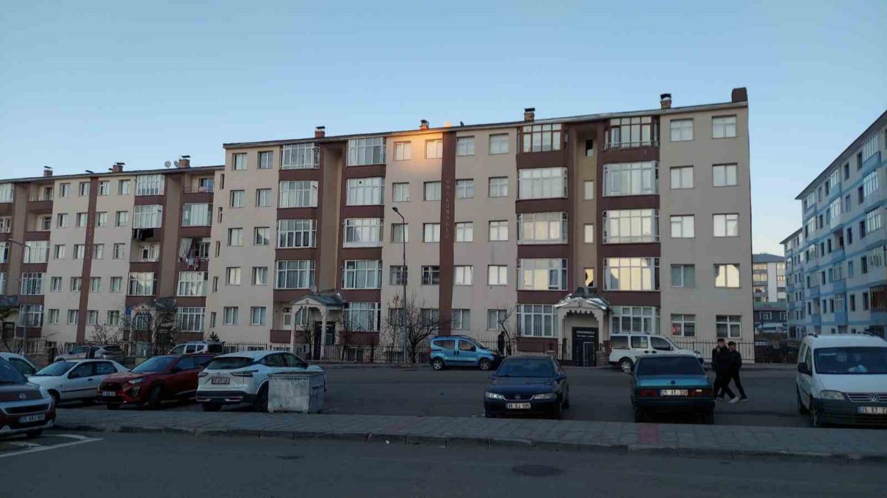 Tamir ettiği bacayı kontrol için çatıya çıktı, 5 katlı binadan zemine düştü