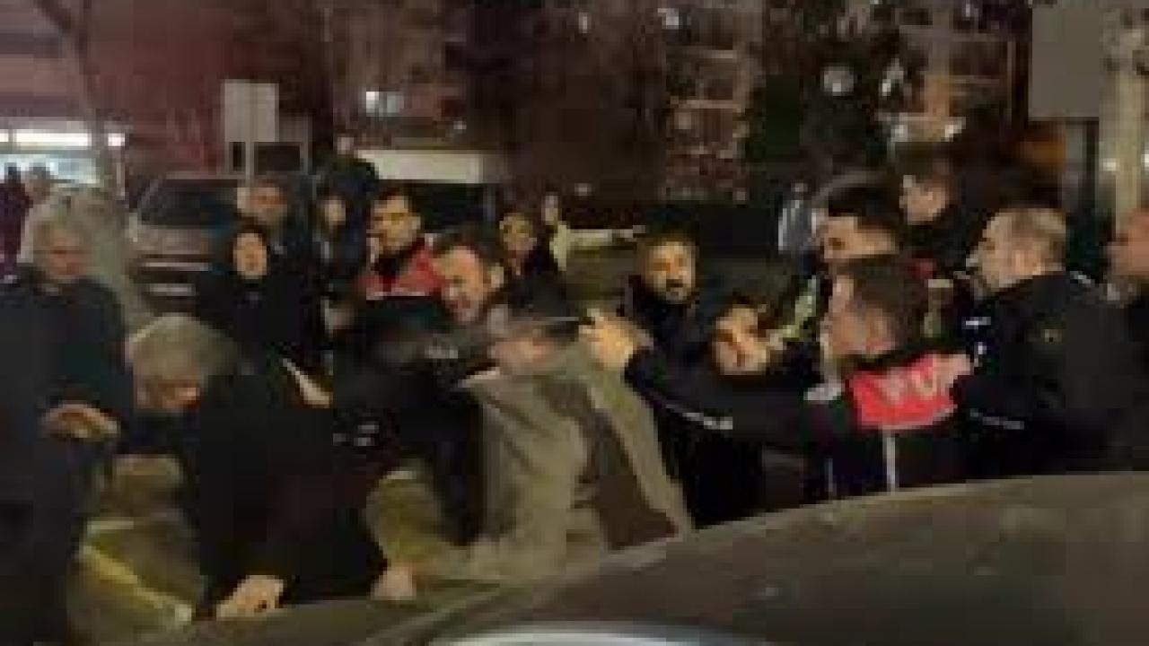 Cinayet davası sonrası adliye önü karıştı, polis müdahale etti