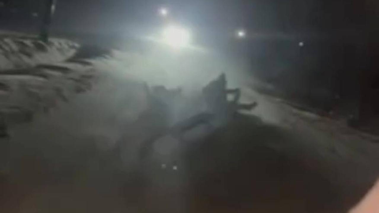 Kızaktan düşen iki genç, arkadan gelen aracın altında kaldı