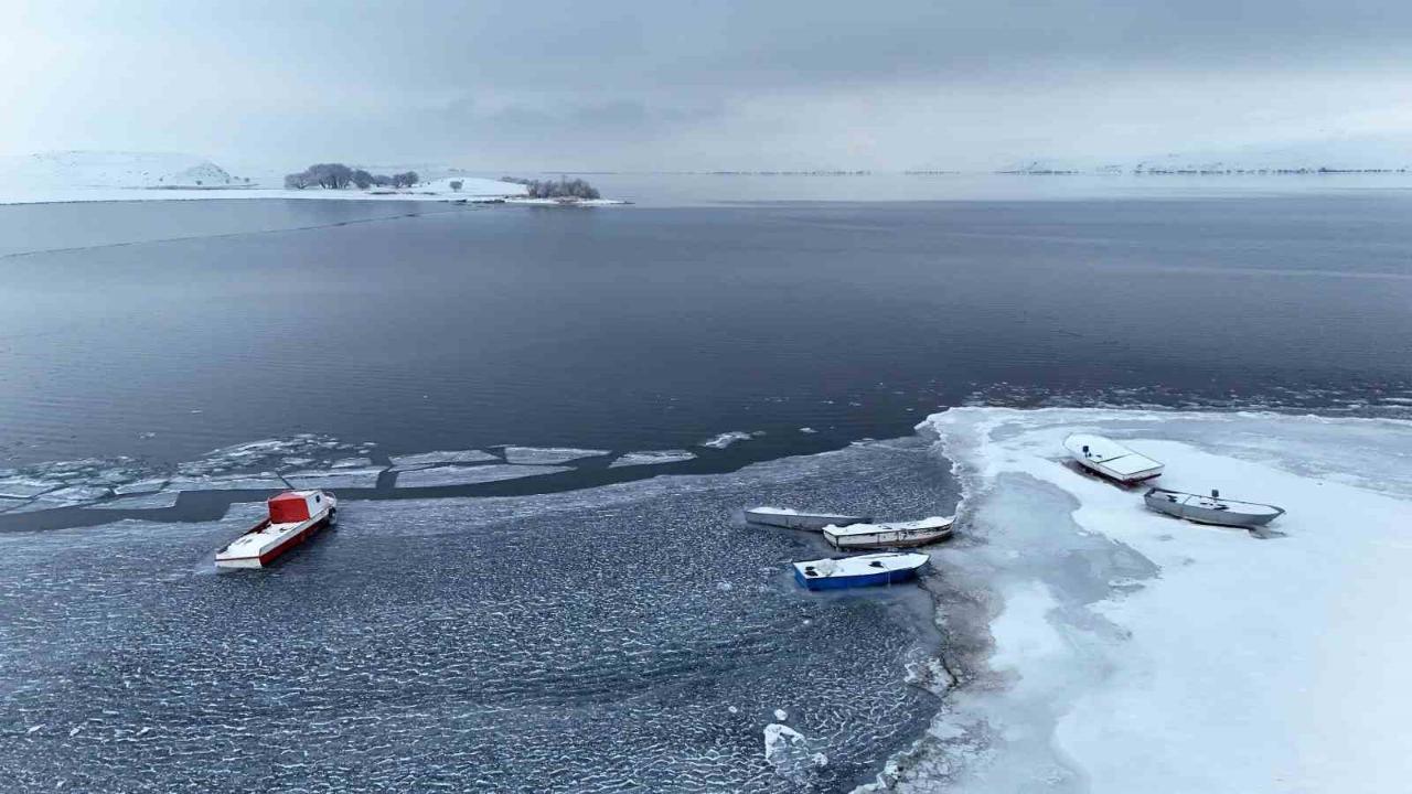 Nazik Gölü kısmen dondu, balıkçı tekneleri buzlar arasında kaldı