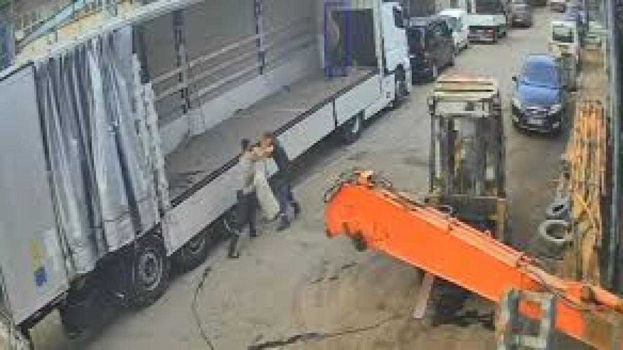 Ayağından vince asılan zihinsel engelli vatandaşın aynı iş yerinde daha önce de darp edildiği ortaya çıktı
