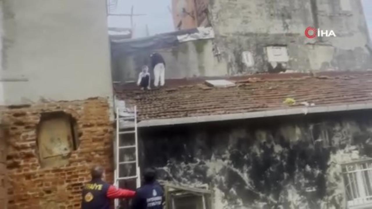 Çatıda mahsur kalan çocukların imdadına itfaiye yetişti