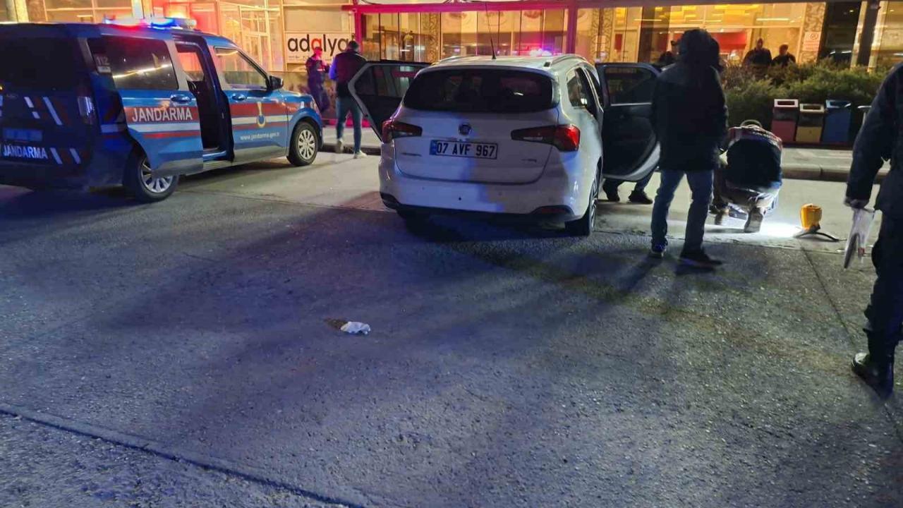 Dinlenme tesisinde 5 gündür park halinde olan otomobilden ceset çıktı