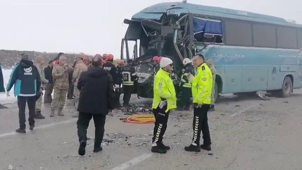 İran plakalı yolcu otobüsü tıra arkadan çarptı; 1 ölü, 10 yaralı