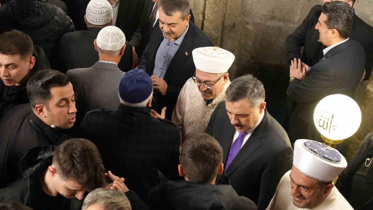 Bakan Tekin ve Çiftçi, bayram namazını Erzurum’da kıldı