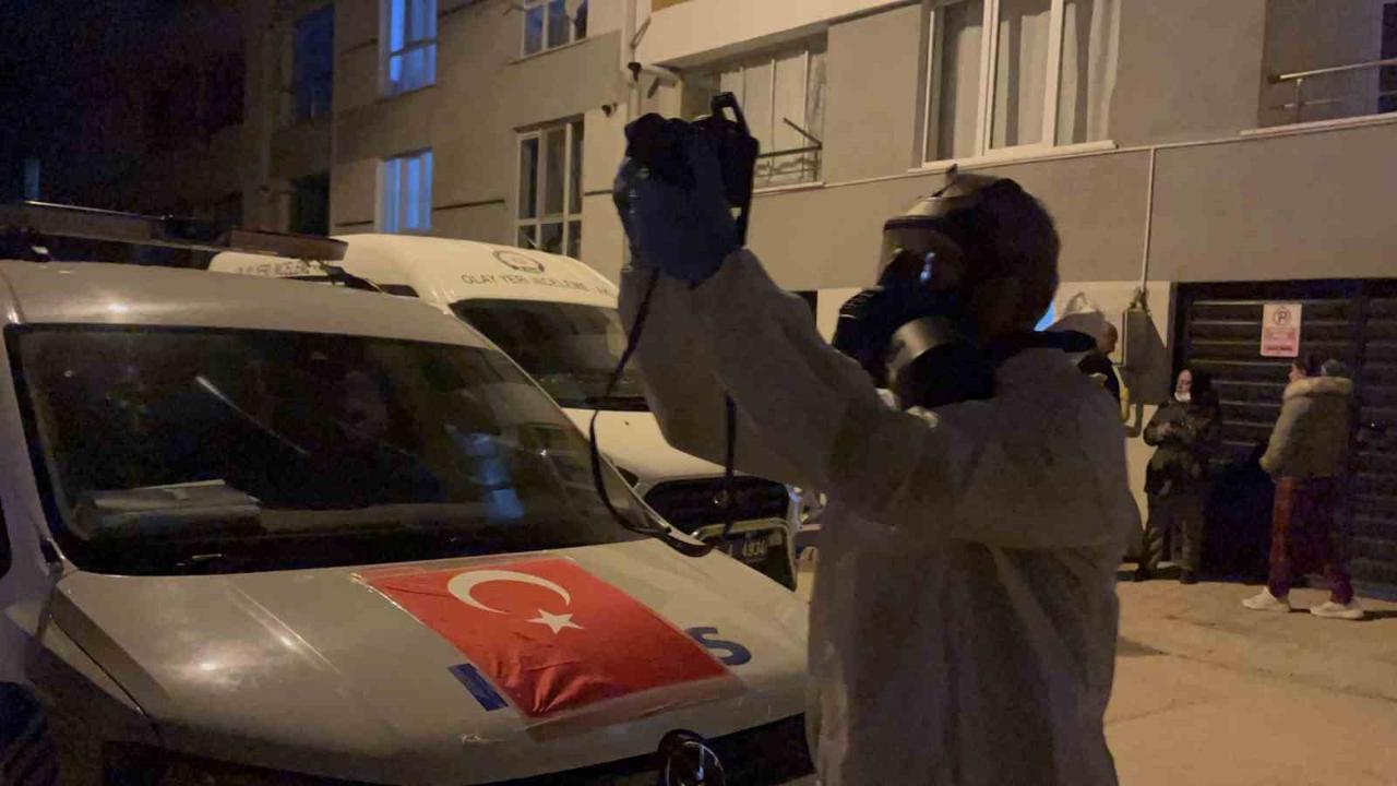 Komşuların kokulardan rahatsız olduğu daireden genç adamın cesedi çıktı