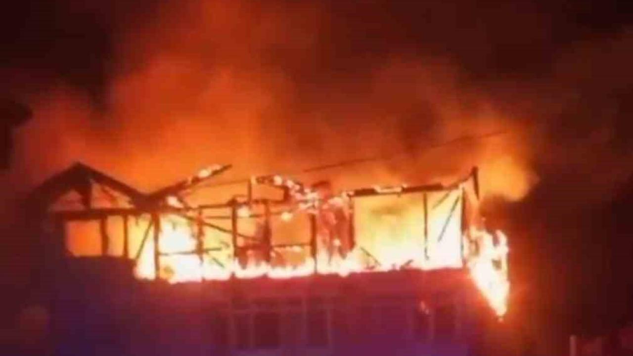 Amasra’da bir evde çıkan yangın köy konağına ve camiye sıçradı