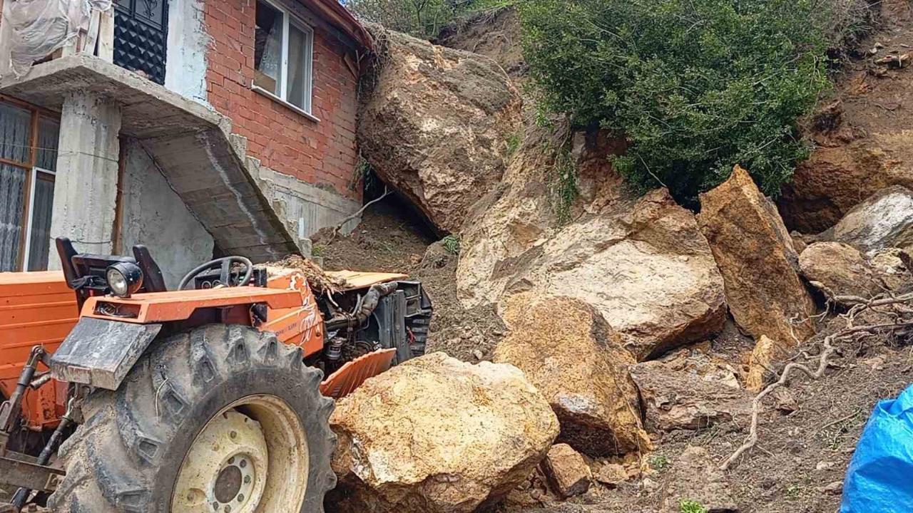 Amasya’da kaya parçaları ev ve traktörün üstüne düştü