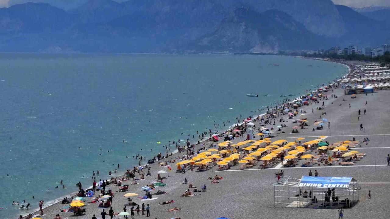 Antalya sahillerinde bayram yoğunluğu artarak devam etti