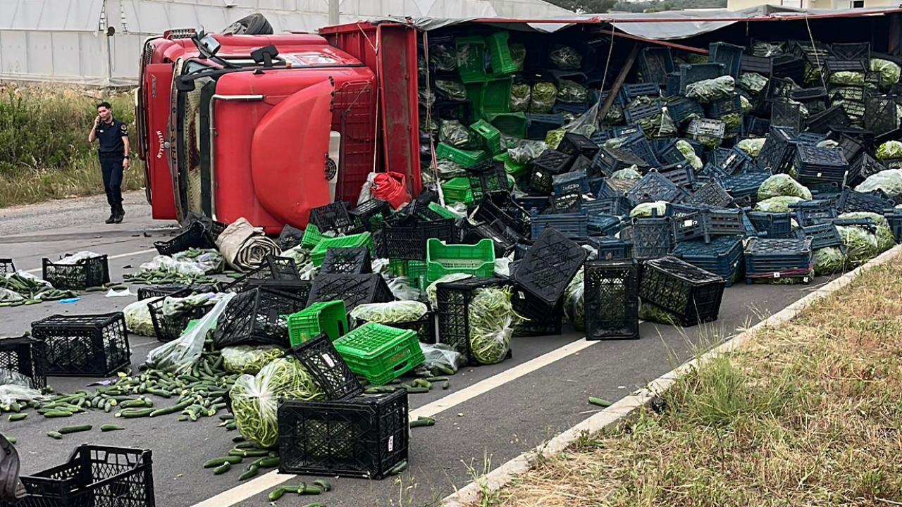 Antalya’da sebze yüklü kamyon ile motosiklet çarpıştı: 3 yaralı