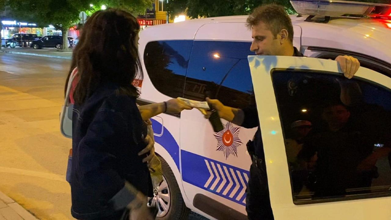 Bankamatikte unutulan parayı görüp polise teslim etti