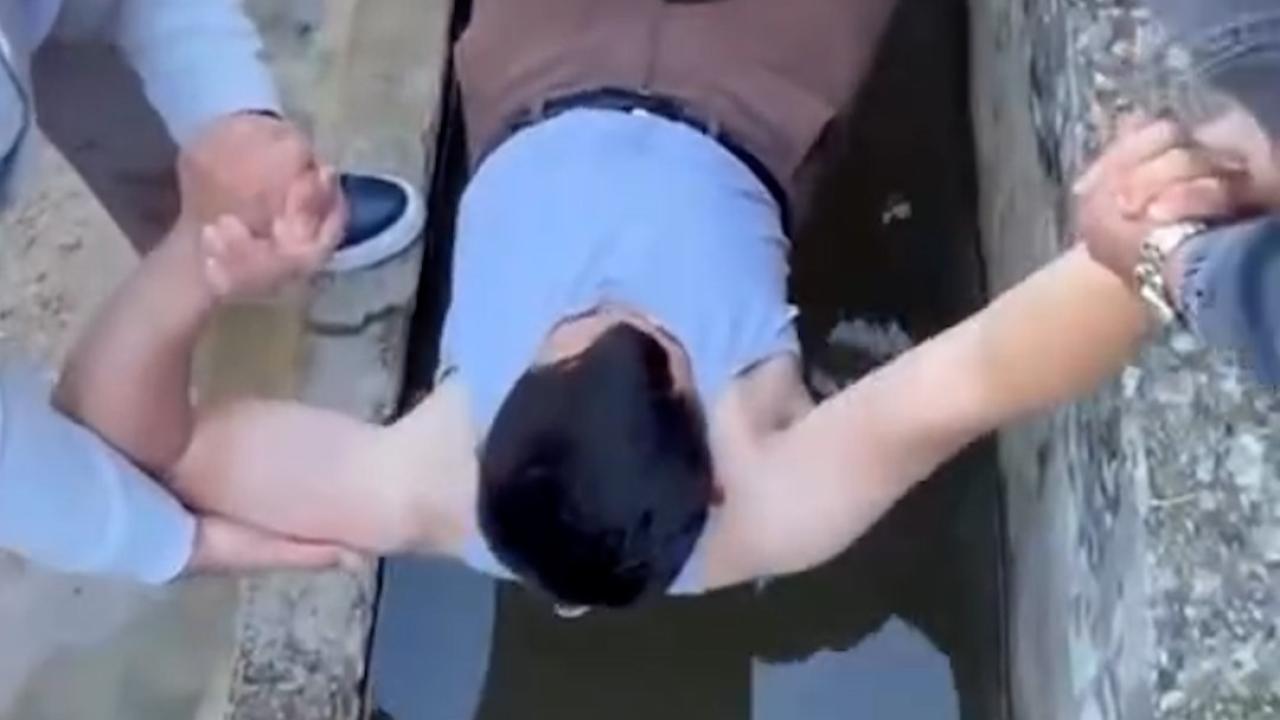 Bayram namazına gelmeyenleri buz gibi suya attılar