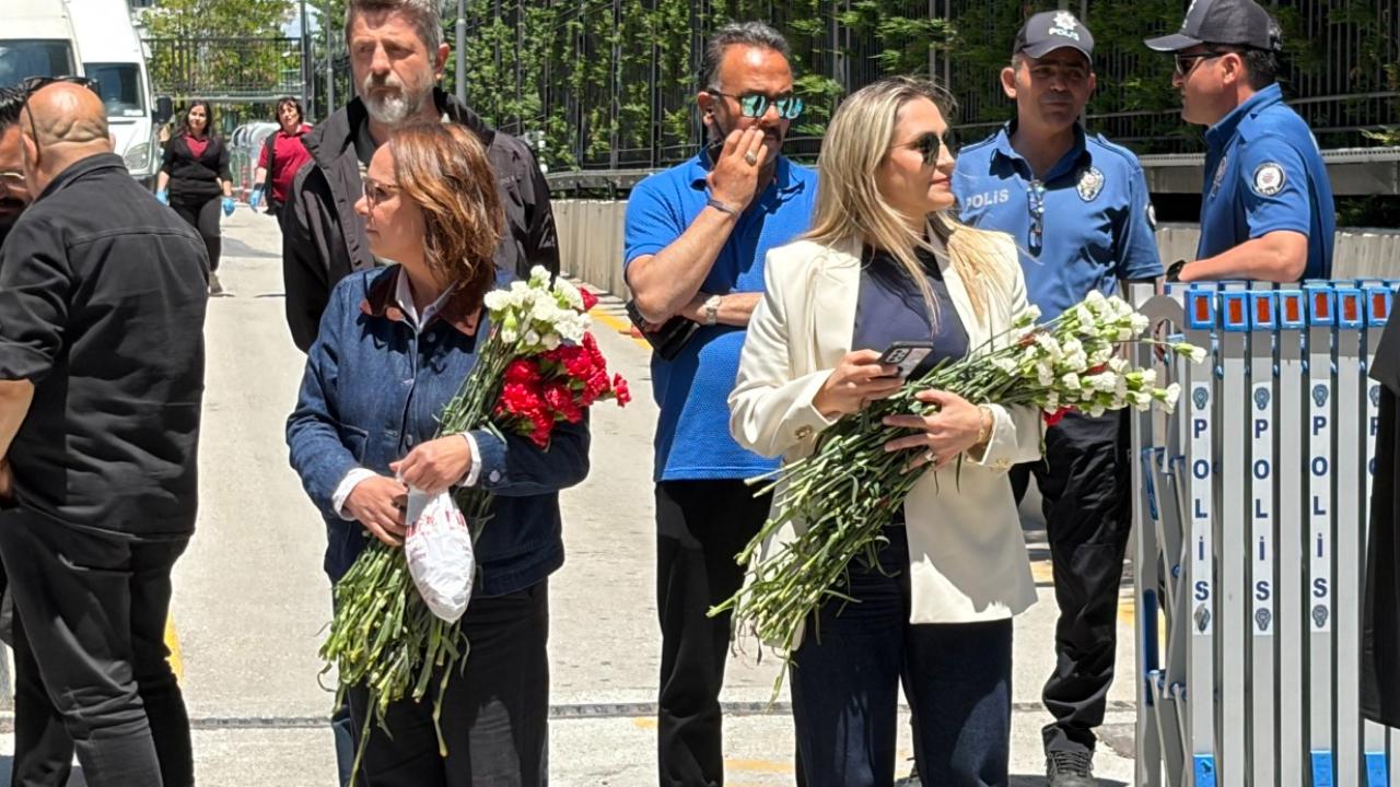 CHP Genel Başkanı Kılıçdaroğlu, Genel Merkez’de çiçeklerle karşılandı
