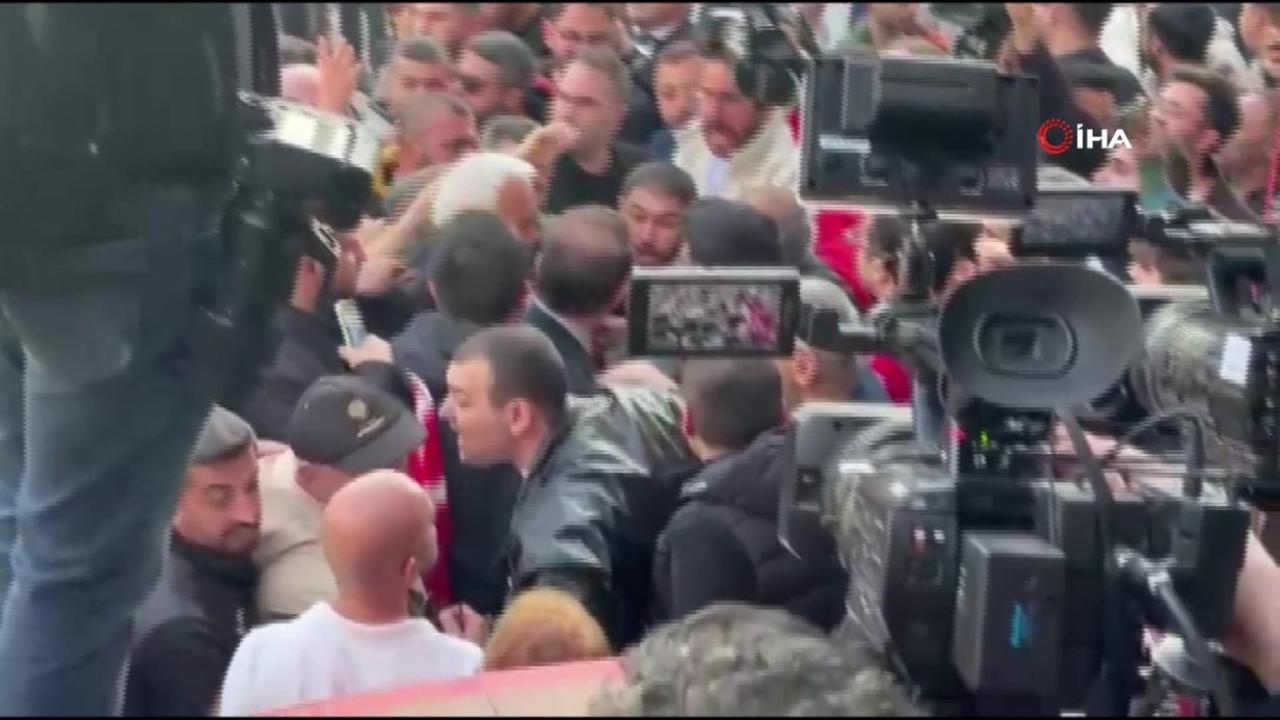CHP Genel Merkezi önünde basın mensuplarına saldırı