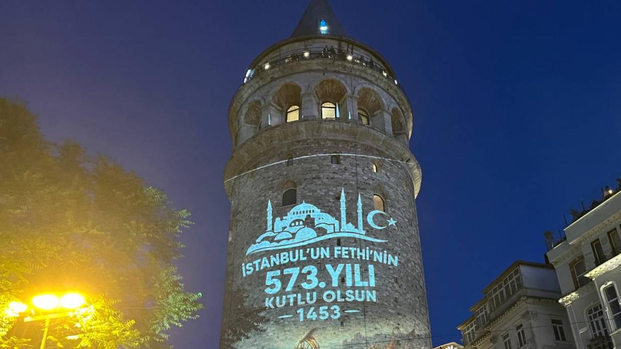 Galata Kulesi’nde İstanbul’un fethinin 573. yıl dönümün özel ışık gösterisi